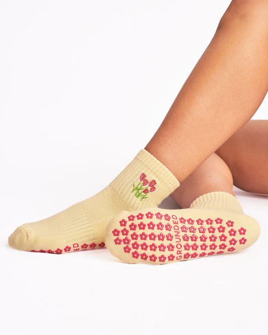 Cropped Crew Butter Yellow Grip Socks